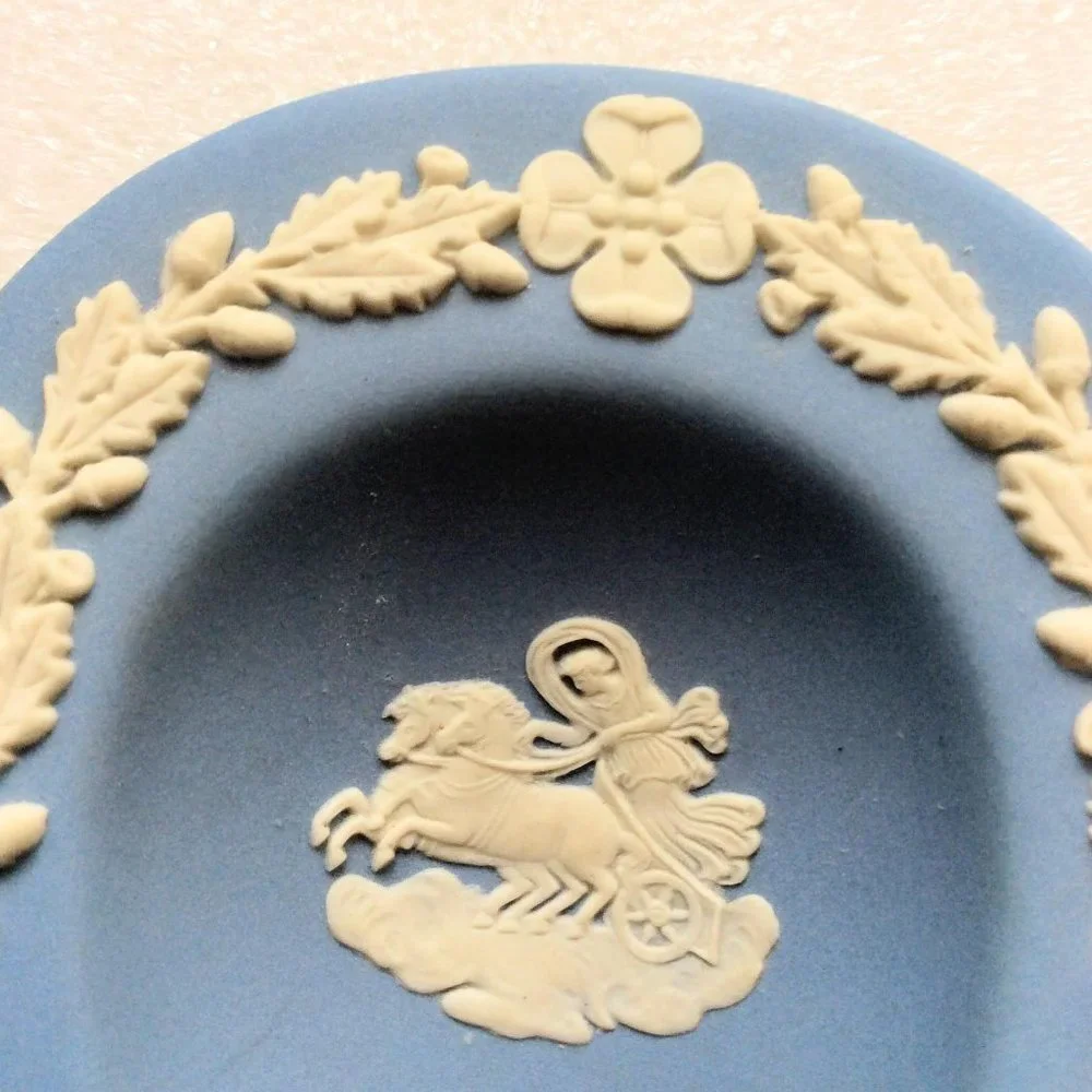 Vintage Wedgwood Blue Jasperware Neoclassical Clover Shaped Trinket Tray - Picture 3 of 7